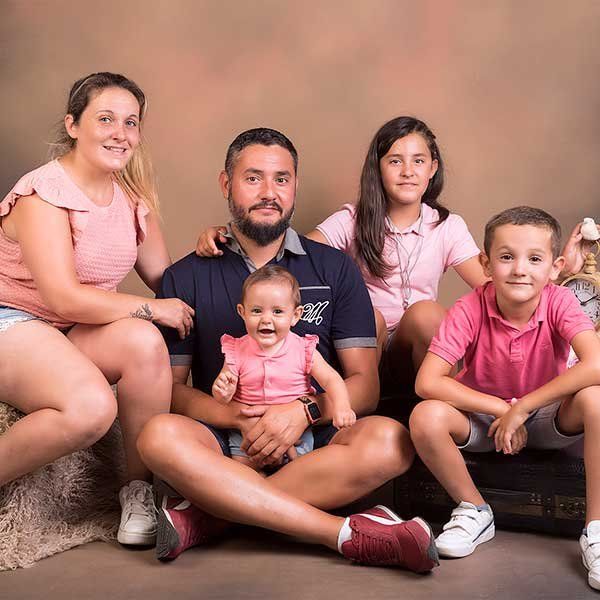 Imagen de una familia posando para un reportaje