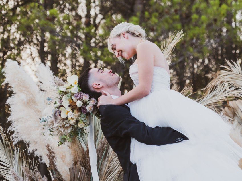 Fotografía del novio y la novia posando para un reportaje